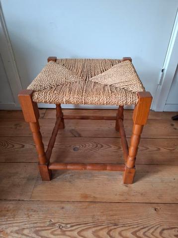 Vintage Houten Kruk met biezenzitting beschikbaar voor biedingen