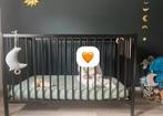 Ledikant / baby bed zwart met matras, Ophalen, Zo goed als nieuw, Minder dan 140 cm, Matras