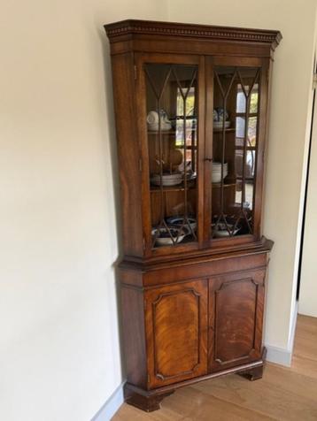 Antieke hoekkast beschikbaar voor biedingen