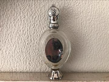 Kristallen parfumflacon met zilverenvoet en dop 1870