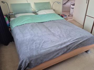 Houten bed met glazen hoofdbord en lampjes beschikbaar voor biedingen