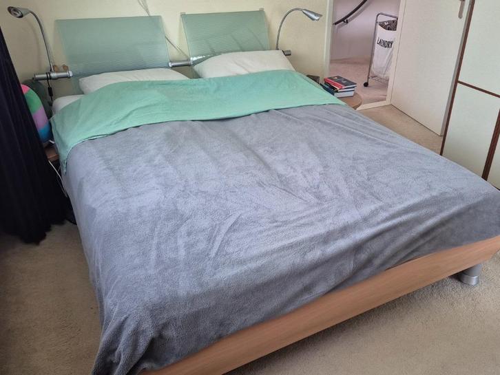 Houten bed met glazen hoofdbord en lampjes, Huis en Inrichting, Slaapkamer | Bedden, Gebruikt, Tweepersoons, 160 cm, 200 cm, Hout