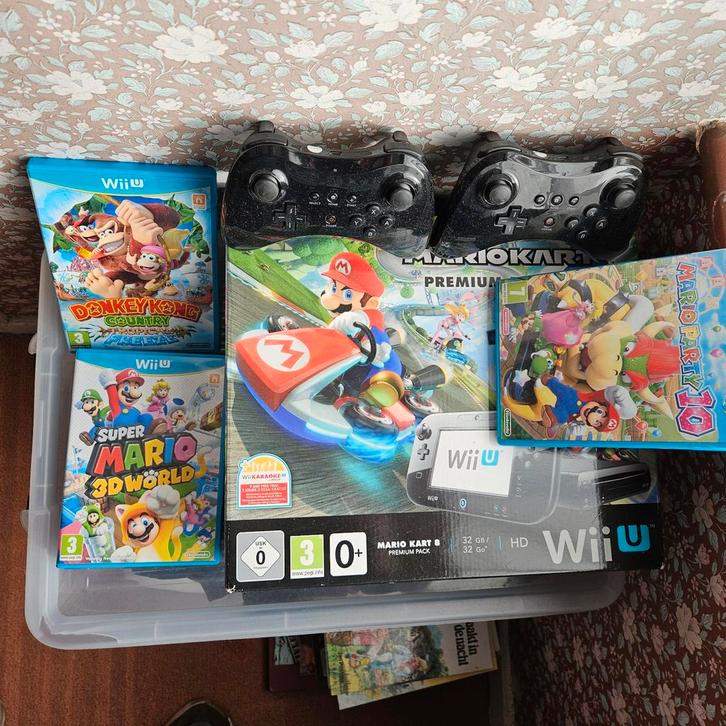 Wii U 32GB + Mario Kart 8 Premium, Spelcomputers en Games, Spelcomputers | Nintendo Wii U, Zo goed als nieuw, Met 3 controllers of meer