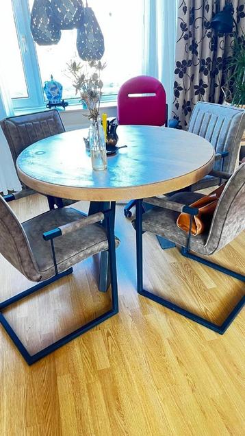 Eiken eettafel beschikbaar voor biedingen