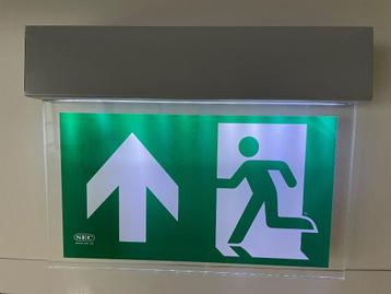 Nood/vluchtwegverlichting met pijl* meerdere beschikbaar beschikbaar voor biedingen