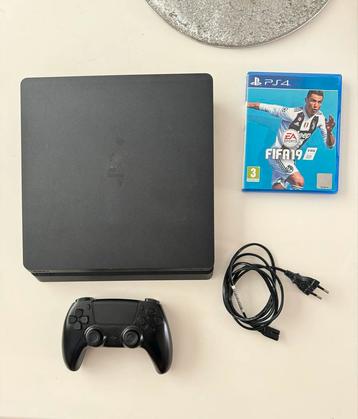 Ps4 slim met een doos beschikbaar voor biedingen