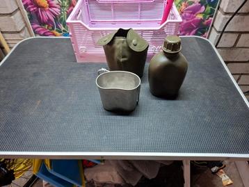 Leger veldfles met beker en hoes beschikbaar voor biedingen