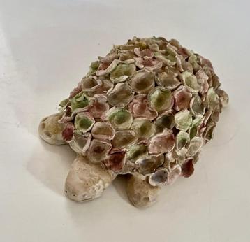 Keramiek beeldje van een schildpad beschikbaar voor biedingen