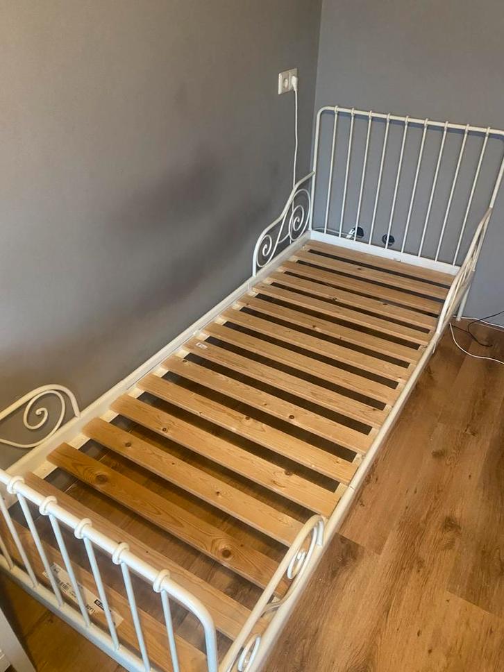 Wit metalen bed (frame + lattenbodem) meegroeibed, Kinderen en Baby's, Kinderkamer | Bedden, Gebruikt, 70 tot 85 cm, Lattenbodem