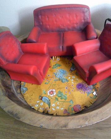 Sindy vintage meubels rood[plastic] bank en 2 stoelen beschikbaar voor biedingen