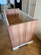 Ledikant wit met houtkleur (baby/peuterbed), Kinderen en Baby's, Kinderkamer | Bedden, Ophalen, Gebruikt, Minder dan 140 cm, Matras