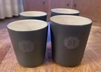 4 grijze Douwe Egberts Mokken - Puur - Design Nikolai Carels, Ophalen of Verzenden, Zo goed als nieuw, Overige stijlen, Kop(pen) en/of Schotel(s)