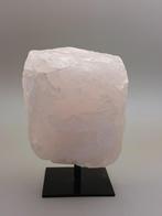 Ruwe rozenkwarts uit Madagaskar – 891 gram - op standaard, Ophalen of Verzenden, Mineraal
