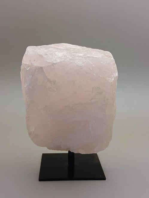 Ruwe rozenkwarts uit Madagaskar – 891 gram - op standaard, Verzamelen, Mineralen en Fossielen, Mineraal, Ophalen of Verzenden