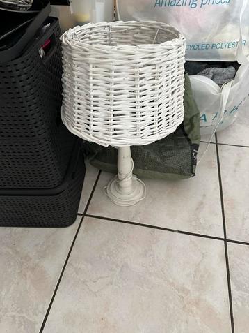Witte Rotan Lampvoet beschikbaar voor biedingen