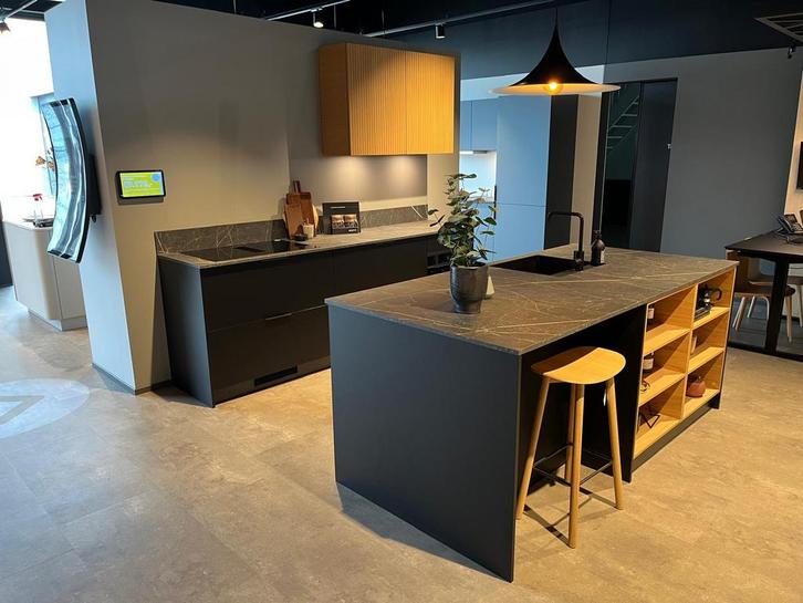Kvik Showroom keuken Bordo Black, Huis en Inrichting, Keuken | Complete keukens, Zo goed als nieuw, Ophalen