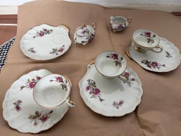 Oud theeservies-3 kopjes met schotels +suikerpot&melkpot beschikbaar voor biedingen