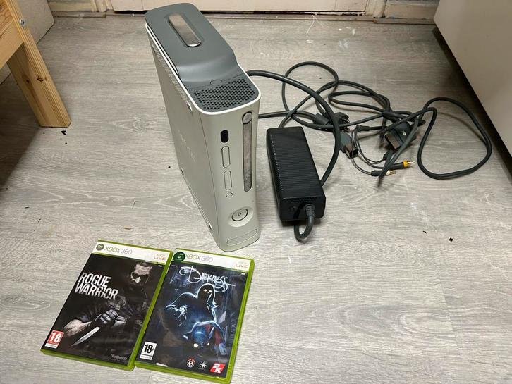 Xbox 360 Console + Voeding + AV-kabel + 2 Games, Spelcomputers en Games, Spelcomputers | Xbox 360, Zo goed als nieuw, Zonder controller