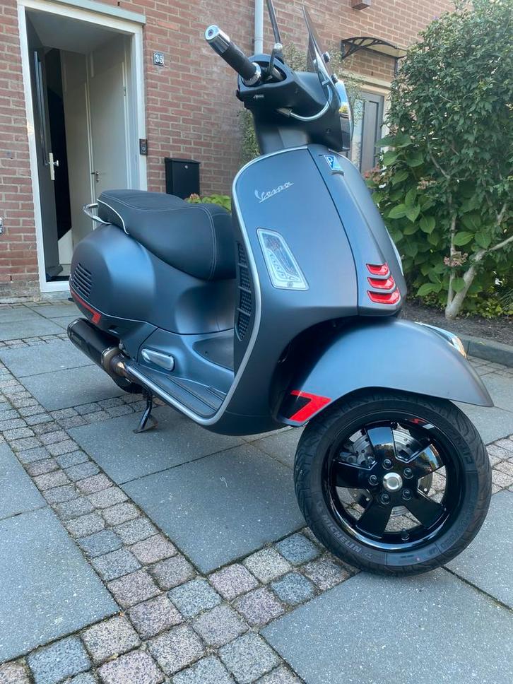 Te koop vespa 300 gts hpe, Motoren, Motoren | Piaggio, Particulier, Scooter, 1 cilinder, Sportuitlaat, Ophalen