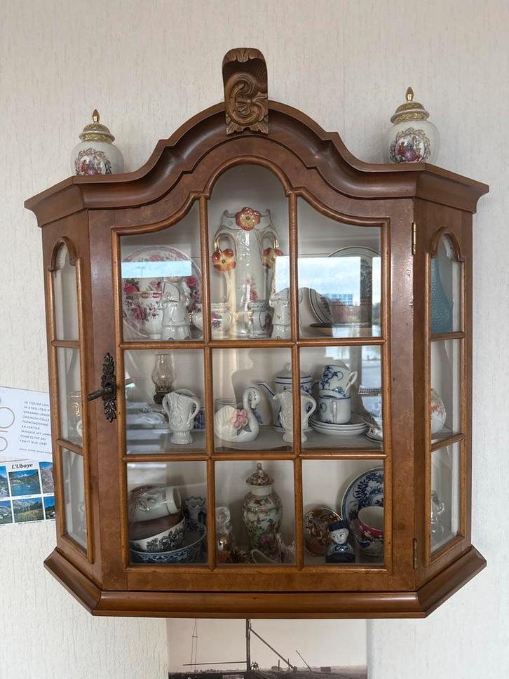 Sierlijk houten vitrine kastje met inhoud, Huis en Inrichting, Kasten | Vitrinekasten, Zo goed als nieuw, Minder dan 100 cm, 50 tot 100 cm