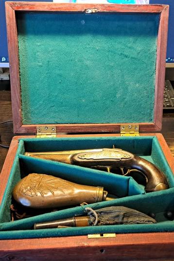 Percussie pistool  in kist anno 1840 beschikbaar voor biedingen