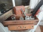 antiek SCHRIJFKISTJE + INKTPOTJES + KOPEREN BORDJES + DOOSJE, Ophalen of Verzenden