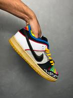 Nike SB Dunk Low What The Paul - 42.5 - CZ2239-600, Kleding | Heren, Schoenen, Nieuw, Ophalen of Verzenden, Sneakers of Gympen