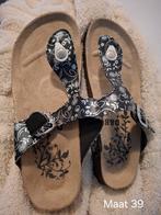 Zwarte D&B slippers met bloemen - Maat 39, D&B, Zwart, Zo goed als nieuw, Ophalen