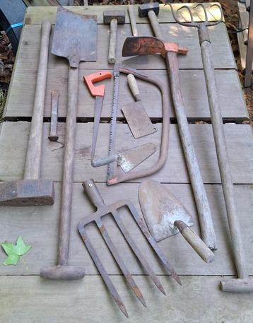Oude gereedschap schop handzaag hamer hooivork houweel etc beschikbaar voor biedingen