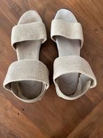 Leuke san miguel schoen met klein hakje mt 38, Kleding | Dames, Schoenen, Ophalen of Verzenden, Zo goed als nieuw, Beige