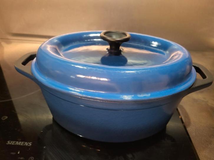Blauwe gietijzeren ovale 'Staub' braadpan, 27cm, Huis en Inrichting, Keuken | Potten en Pannen, Zo goed als nieuw, Koekenpan of Braadpan