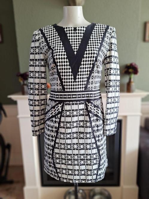 American Retro grafisch zwart wit jurk 38 M gratis verz, Kleding | Dames, Jurken, Zo goed als nieuw, Maat 38/40 (M), Zwart, Boven de knie