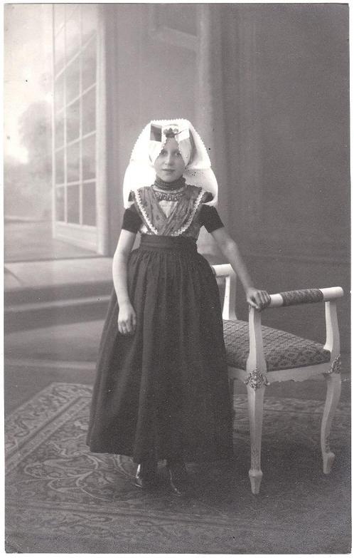 Foto - Kind Meisje Klederdracht Zuid-Beveland - Henning, Verzamelen, Foto's en Prenten, Gebruikt, Foto, Kind, Voor 1940, Ophalen of Verzenden
