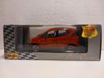 Mercedes Benz A class rood of blauw Maisto metal 1:18 KRD, Hobby en Vrije tijd, Modelauto's | 1:18, Ophalen of Verzenden, Zo goed als nieuw