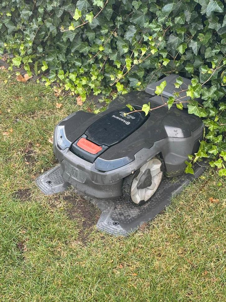 Husqvarna Automower 415X - Robotmaaier, Tuin en Terras, Robotmaaiers, Zo goed als nieuw, 20 tot 25 cm, Met regensensor, Bestuurbaar via app