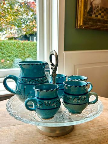 Turqoise aardewerken kan met 4 bekers beschikbaar voor biedingen