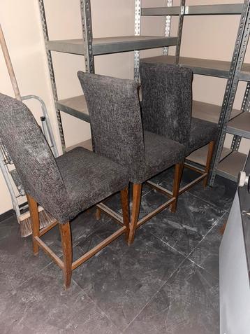 6 Gratis barstoelen/ iets hogere eettafel stoelen
