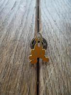 Disney Pluto pin zittend 2x1,5cm, Ophalen of Verzenden, Goofy of Pluto, Zo goed als nieuw, Beeldje of Figuurtje