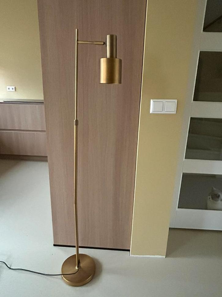 KARWEI vloerlamp Nordin – messing – modern & stijlvol, Huis en Inrichting, Lampen | Vloerlampen, Gebruikt, 150 tot 200 cm, Metaal