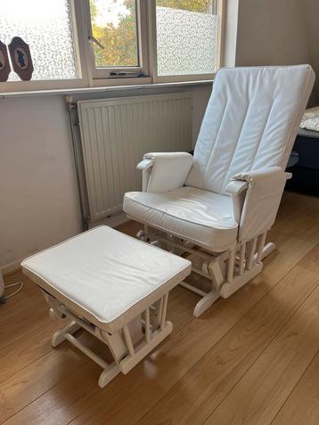 Witte Wiegstoel met Voetenbankje - Baby beschikbaar voor biedingen