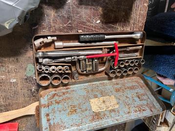 Dopsleutelset in metalen kist  beschikbaar voor biedingen