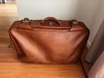 Bruine vintage leatherlook koffer met gespen merk: Herwalt, Sieraden, Tassen en Uiterlijk, Ophalen of Verzenden, Gebruikt, 60 tot 70 cm