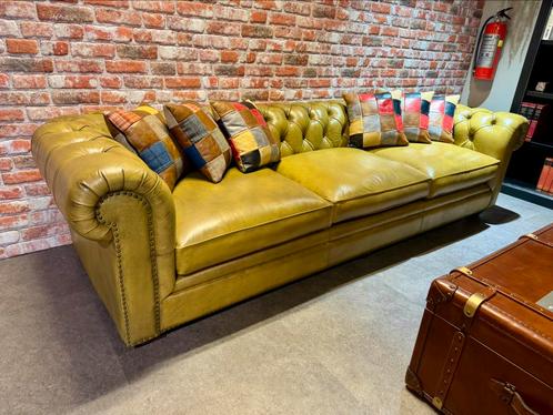 Showroommodel chesterfield XXL chesterfield 4 zit bank Groen, Huis en Inrichting, Banken | Bankstellen, Nieuw, Vierpersoons of meer