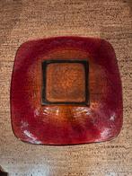 Rode glazen schaal, Huis en Inrichting, Woonaccessoires | Schalen en Manden, Schaal, Vierkant, Ophalen of Verzenden, Glas