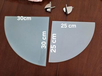 2 hoekschapjes blauw glas.  beschikbaar voor biedingen