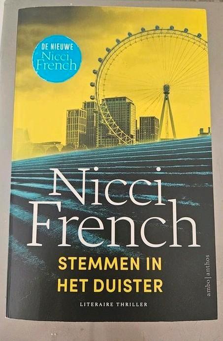 Nicci French - Stemmen in het duister, Boeken, Thrillers, Gelezen, Nederland, Ophalen of Verzenden