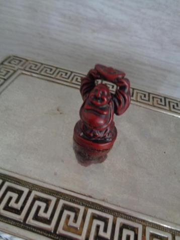 rood budha beeldje 3 cm hoog 14.3 gram zwaar beschikbaar voor biedingen