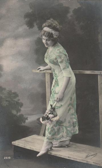 MEISJE JURK UIT 1913 ZEER MOOIE OUDE KAART KJ81 beschikbaar voor biedingen