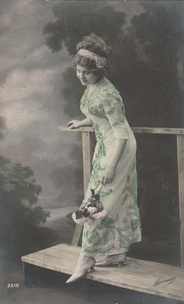 MEISJE JURK UIT 1913 ZEER MOOIE OUDE KAART KJ81, Verzamelen, Ansichtkaarten | Themakaarten, Gelopen, Voor 1920, Overige thema's
