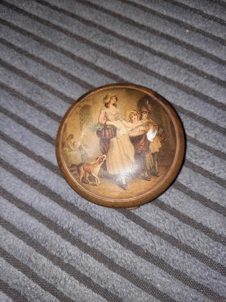 Vintage poederdoosje met Romantische Afbeelding, Antiek en Kunst, Antiek | Overige Antiek, Ophalen of Verzenden